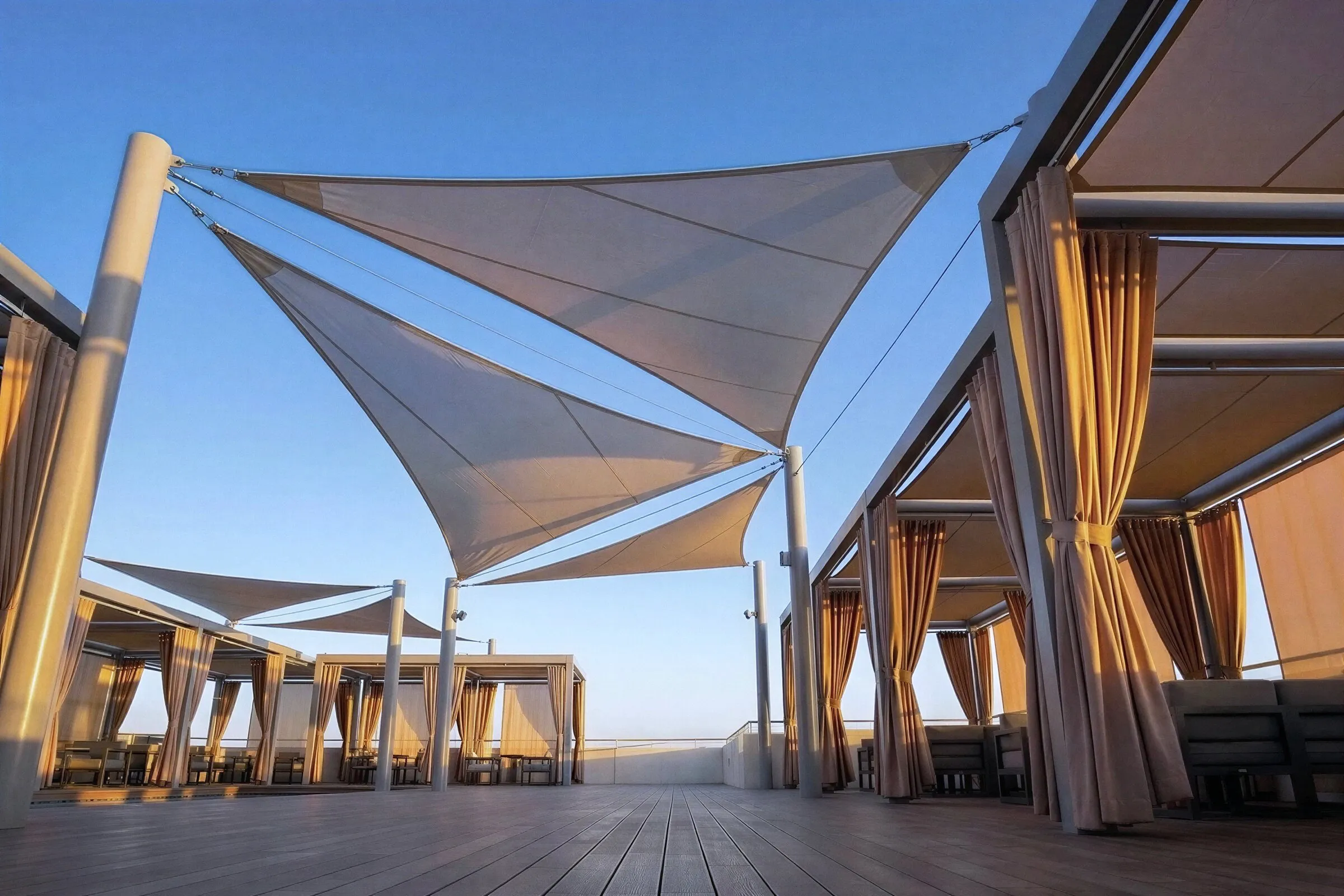 Rozwiązania architektoniczne — żagiel przeciwsłoneczny
